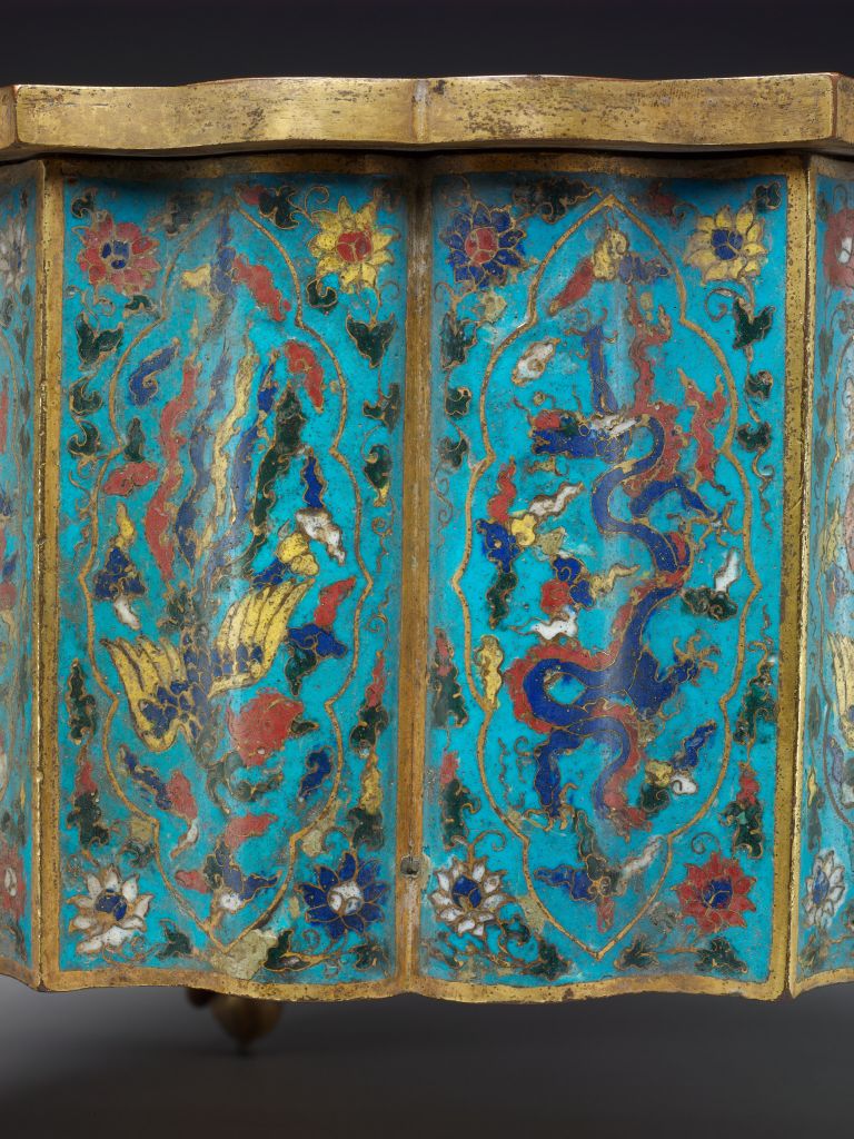 掐丝珐琅龙凤纹炉细部龙凤纹饰